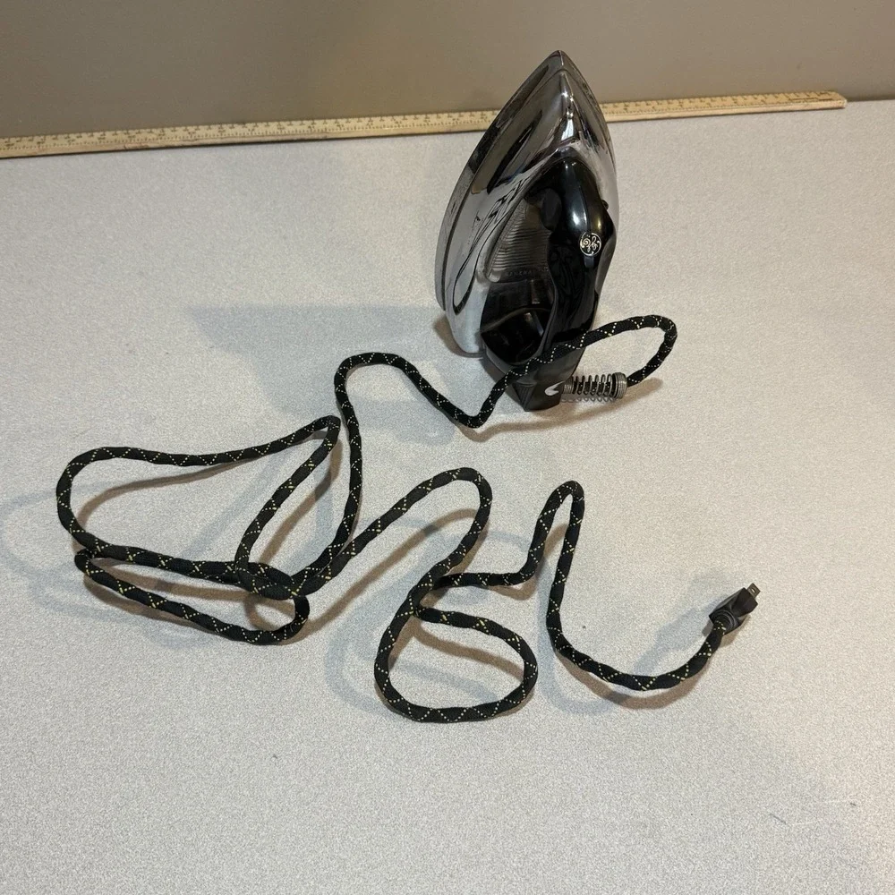 GE ELECTRIC DRY IRON, CAT. NO. 129F32 WATTS 1000, Volts 115 Made In USA Vintage‎